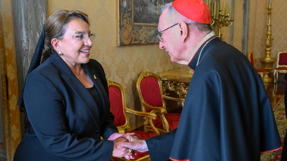 Honduraská prezidentka a kardinál Pietro Parolin