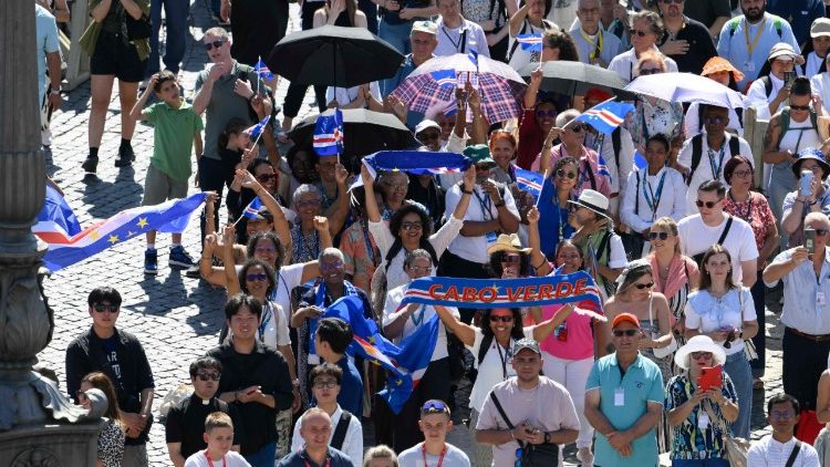 Makundi ya waamini wanahija katika Uwanja wa Mtakatifu Petro