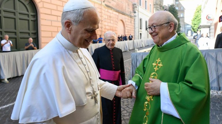 पल्ली पुरोहित फादर मारियो मिलार्डी के साथ संत पापा लियो 14वें