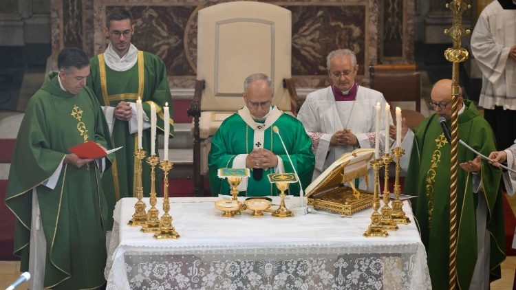 البابا لاوُن الرابع عشر يتراس قداسا إلهيا في كنيسة القديسة حنة في الفاتيكان ٢١ أيلول سبتمبر ٢٠٢٥