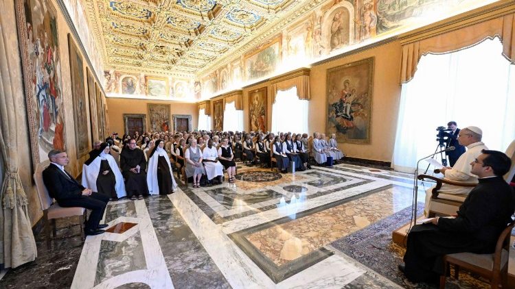 Papa akizungumza na washiriki wa mikutano mikuu ya mashirika