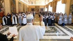 Lev XIV. žehná řeholnicím ze čtyř řeholních institutů 