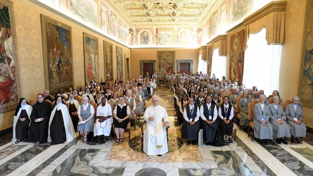 Аўдыенцыя для жаночых манаскіх супольнасцей