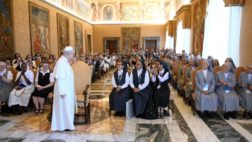 Аўдыенцыя для жаночых манаскіх супольнасцей