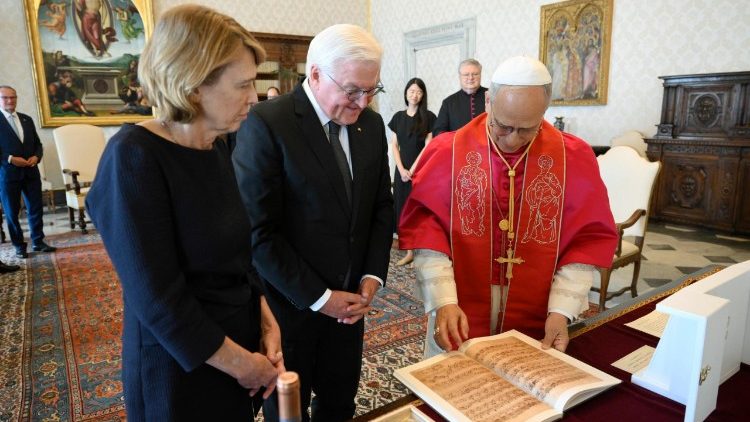 Un momento dello scambio di doni