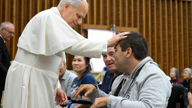 Papež Lev XIV. zdraví nemocné při jedné z generálních audiencí