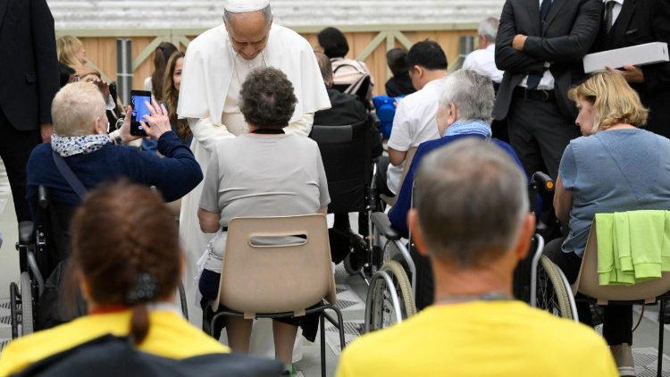 Yambo ya malongi, Pàpa Leon apesi mbote na bituluku ya bakoni oyo bayaki na mobembo na salle Paul VI