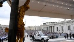 "Kristus tudi danes vstopa v vse naše temine, da nam pričuje o Očetovi ljubezni: ne da bi sodil, ampak da bi osvobodil. Ne da bi krivil, ampak da bi rešil. ... Kaže, da ni noben kraj preveč daleč, nobeno srce preveč zaprto, noben grob preveč zapečaten za njegovo ljubezen."