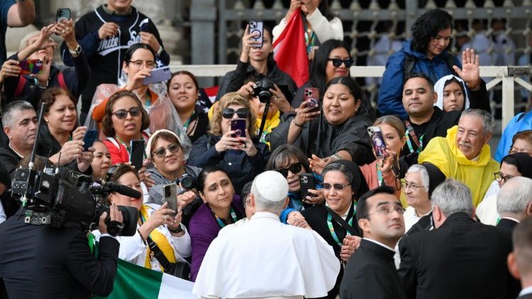 Picha mojawapo ya papa akiwa anasalimia watu katika Uwanja wa Mtakatifu Petro