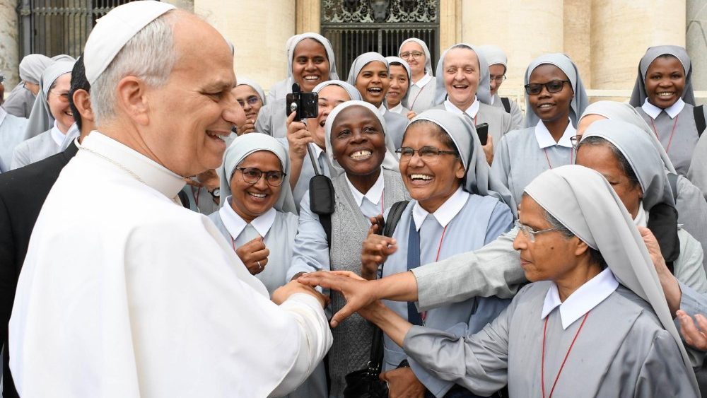 El Papa saluda a algunas religiosas en la explanada de la Basílica de San Pedro.
