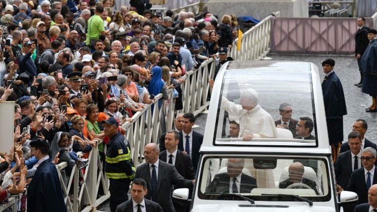 Waamini wengi katika Uwanja wa Mtakatifu Petro