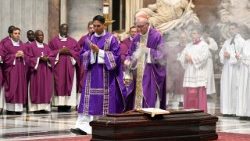 El cardenal Parolin durante el funeral de Monseñor Novatus Rugambwa