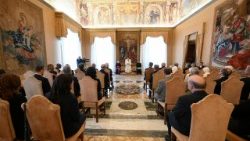 Un momento dell'udienza di Leone XIV con il Collegio degli Scrittori de "La Civiltà  Cattolica"