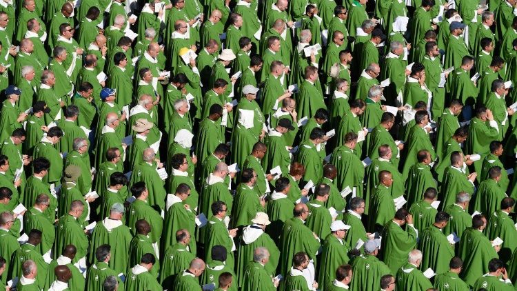 Mapadre walioudhiria Ibada ya Misa 