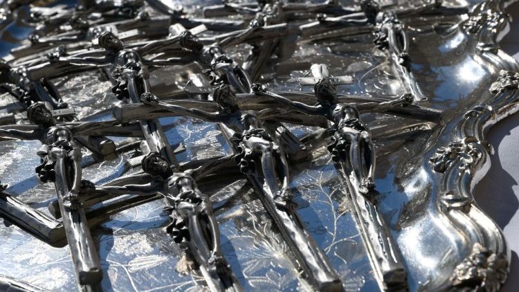 Bada ya Sala Muhimu sana Makatekista walikabidhiwa misalaba hii