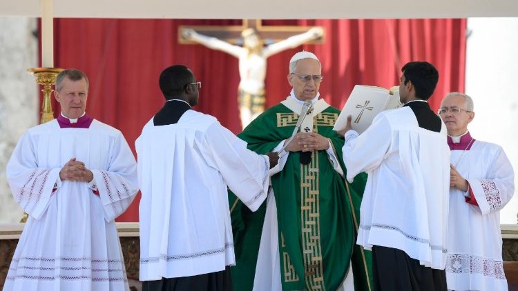 Papež Leon XIV. je na Trgu sv. Petra ob sklepu svete maše in pred opoldansko molitvijo Angel Gospodov nagovoril okoli 50 tisoč vernikov.