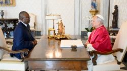 教皇レオ14世とギニアビサウのエンバロ大統領　2025年9月29日　バチカン宮殿