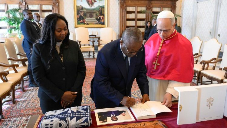 Wakati wa kubadilishana zawadi, Rais wa Bissau na Papa 