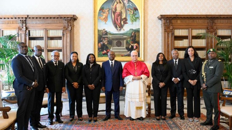 Ujumbe wa Guinea Bissau na Rais wake kwa picha ya pamoja na Papa