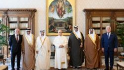 Popiežius ir Bahreino premjeras Salmanas bin Hamadas Al Khalifa su palyda