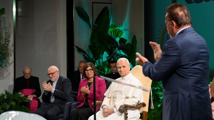 Gavana wa California na rais wa sasa wa Taasisi ya USC Schwarzenegger akizungumza