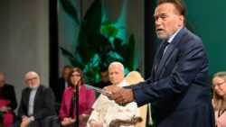 Arnold Schwarzenegger na spotkaniu z okazji 10. rocznicy Laudato si'