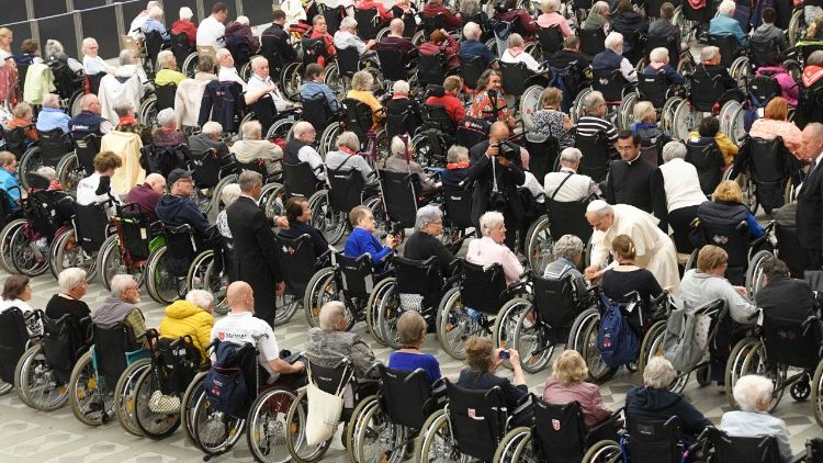 Wagonjwa na wazee waliokuwa katika Ukumbi wa Paulo VI