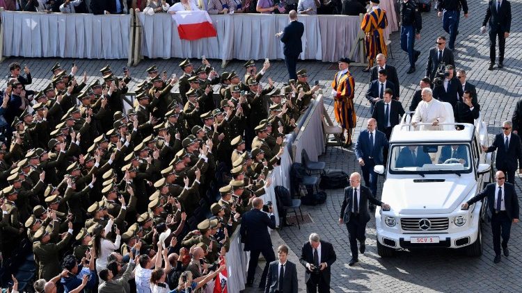 Papa alianza kuzungukia watu katika Uwanja wa Mtakatifu Petro