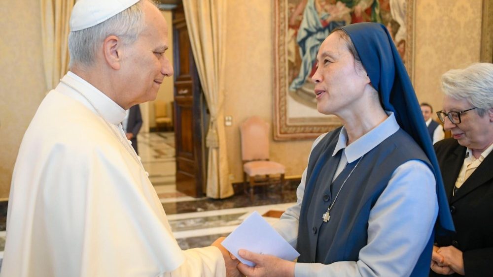Leone XIV saluta la nuova superiora delle Figlie di San Paolo 