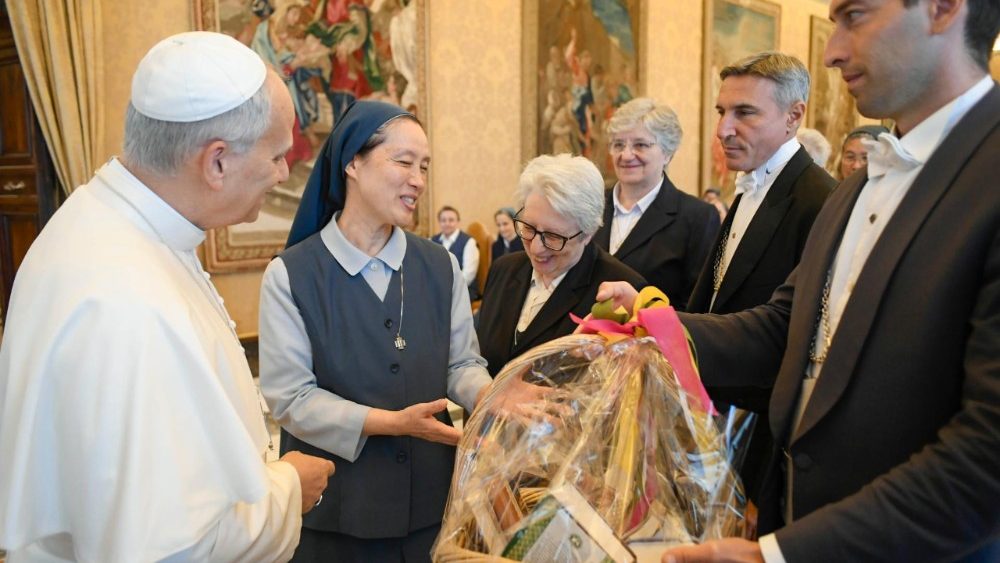 Un regalo al Papa da parte delle religiose paoline