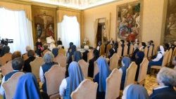 البابا لاوُن الرابع عشر يستقبل بنات القديس بولس بمناسبة انعقاد مجمعهن العام الثاني عشر