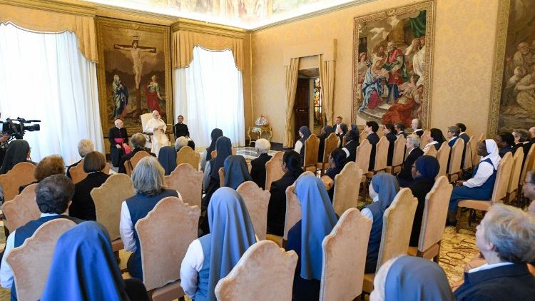 البابا لاوُن الرابع عشر يستقبل بنات القديس بولس بمناسبة انعقاد مجمعهن العام الثاني عشر
