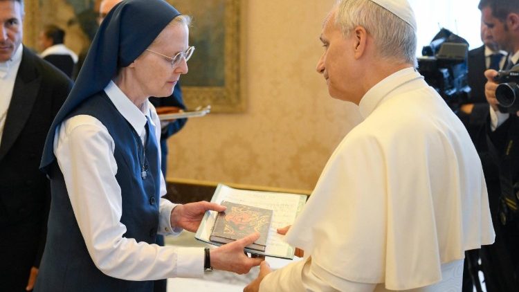 Papa Leo na washiriki wa Mkutano Mkuu wa Mabinti wa Mtakatifu Paulo