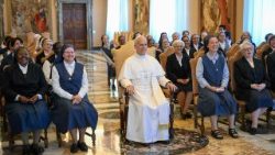 Le Pape Léon XIV a reçu les Filles de Saint-Paul en audience, en salle du Consistoire, le 2 octobre 2025. 