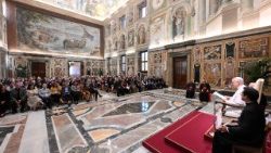 Léon XIV a reçu en audience les participants à la conférence "Migrants et réfugiés dans notre maison commune", en salle Clémentine du Palais apostolique, le 2 octobre 2025. 