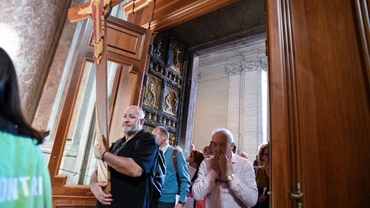 Pielgrzymi przechodzą przez Drzwi Święte w Bazylice Watykańskiej