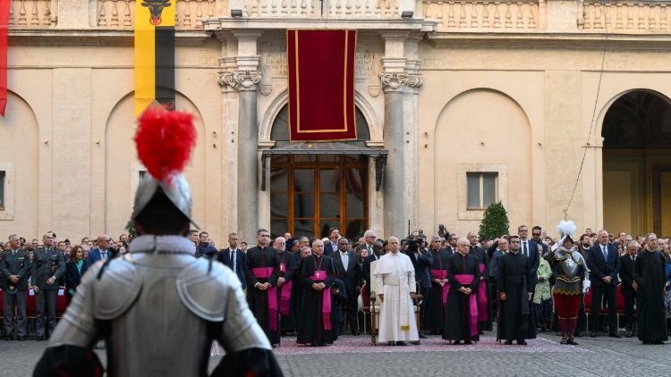 Slavnostní přísaha nových členů švýcarské gardy ve Vatikánu