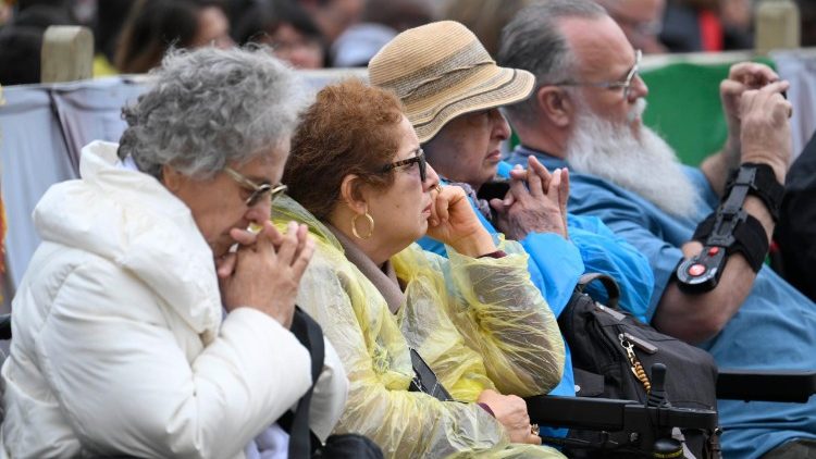 Fiéis em oração - Praça São Pedro