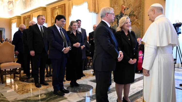 संत पापा लियो कोलंबस के शुरवीरों  के सदस्यों से मिलते हुए