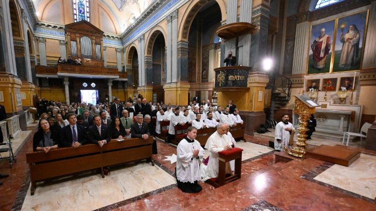 Wakati wa Masifu na kubariki Picha ya Mama Maria wa Pompei