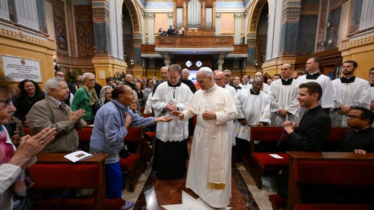 Papa akiingia Kanisa la Domus Australia