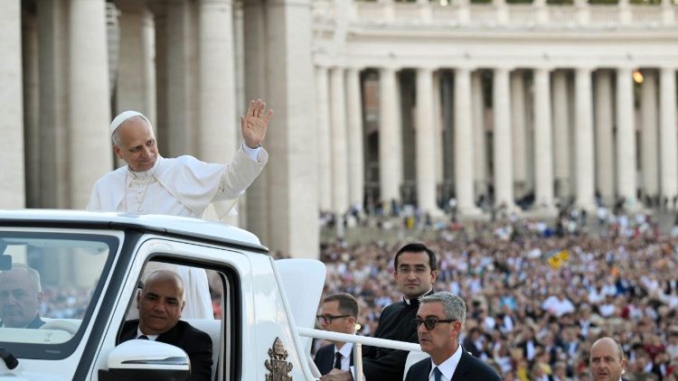 Papa Leão durante a saudação aos peregrinos croatas na Praça São Pedro