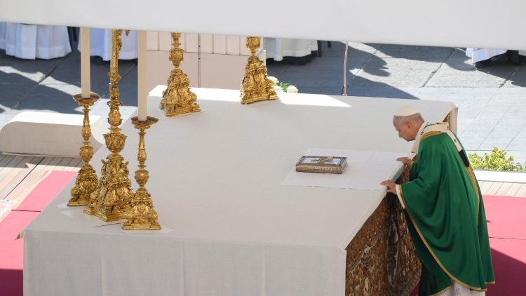 Papa beija o altar durante a missa para o Jubileu da Vida Consagrada