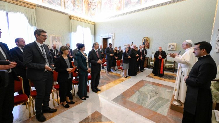 L'udienza del Papa alla delegazione della fondazione pontificia Aiuto alla Chiesa che soffre