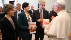 Der Papst mit den Vertretern von Kirche in Not