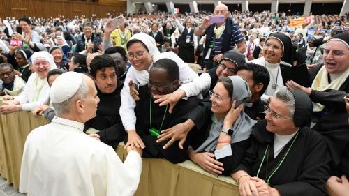 സമർപ്പിതകൾ നൽകുന്ന സേവനങ്ങൾക്ക് നന്ദി പറഞ്ഞും, സുവിശേഷസാക്ഷ്യം തുടരാൻ ആഹ്വാനം ചെയ്തും ലിയോ പതിനാലാമൻ പാപ്പാ