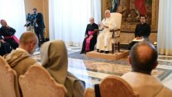 教皇レオ14世、隠修生活をおくる奉献生活者らと　2025年10月11日　バチカン宮殿