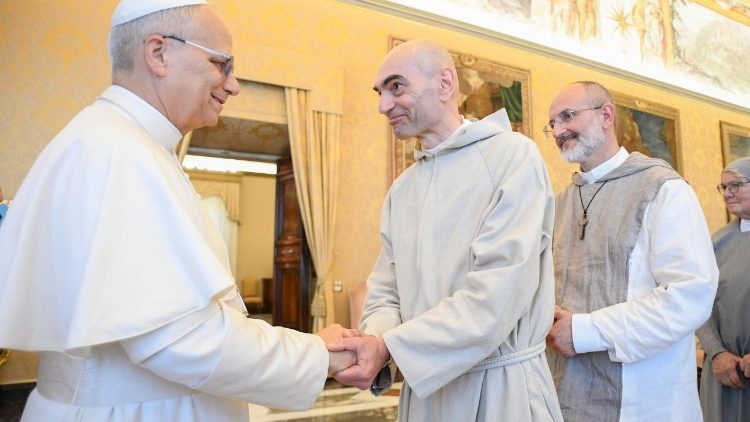 Le Pape Léon XIV a reçu un groupe d'ermites italiens, au Palais apostolique, le 11 octobre 2025. 