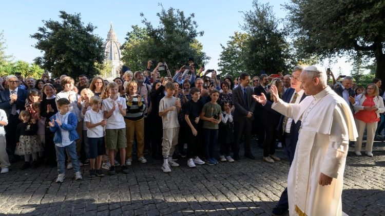 Լեւոն ԺԴ. Պապին հանդիպումը Հաղորդակցութեան Վերատեսչութեան աշխատակիցներուն հետ