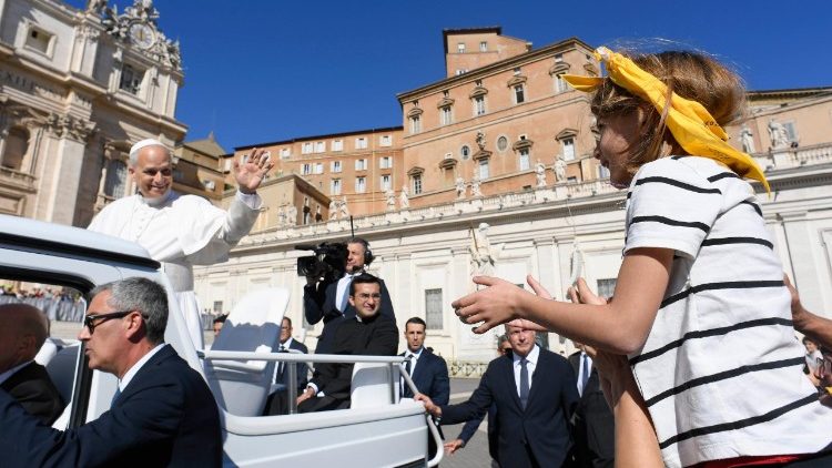 Nel suo giro in papamobile, il Papa ha salutato i fedeli e benedetto diversi bambini. 